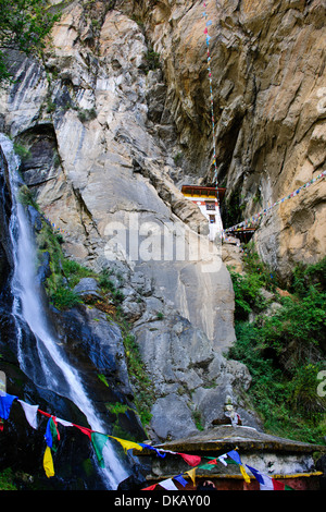 Tiger's Nest, 10180 Meter hoch, heiliges Wasser Kaskadierung von oben, Cliffhanger, buddhistische Pilgerfahrt, sehr heiligen heiligen Ort, paro Bhutan Stockfoto