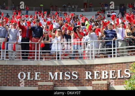 24. September 2011 jubeln - Oxford, Mississippi, Vereinigte Staaten von Amerika - Fans während des Spiels am Vaught Hemingway Stadion in Oxford, MS.  Georgien besiegten Ole Miss 27-13. (Kredit-Bild: © Hays Collins/Southcreek Global/ZUMAPRESS.com) Stockfoto