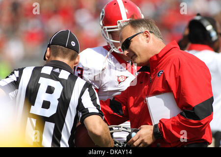 24. September 2011 weist die Verteidigung Positionierung vor dem Snap - Oxford, Mississippi, Vereinigte Staaten von Amerika - Georgia QB Aaron Murray (11).  Georgien besiegten Ole Miss 27-13 in Oxford MS. (Credit-Bild: © Hays Collins/Southcreek Global/ZUMAPRESS.com) Stockfoto