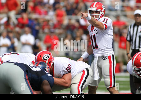 24. September 2011 weist die Verteidigung Positionierung vor dem Snap - Oxford, Mississippi, Vereinigte Staaten von Amerika - Georgia QB Aaron Murray (11).  Georgien besiegten Ole Miss 27-13 in Oxford MS. (Credit-Bild: © Hays Collins/Southcreek Global/ZUMAPRESS.com) Stockfoto