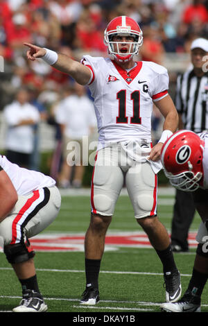 24. September 2011 weist die Verteidigung Positionierung vor dem Snap - Oxford, Mississippi, Vereinigte Staaten von Amerika - Georgia QB Aaron Murray (11).  Georgien besiegten Ole Miss 27-13 in Oxford MS. (Credit-Bild: © Hays Collins/Southcreek Global/ZUMAPRESS.com) Stockfoto