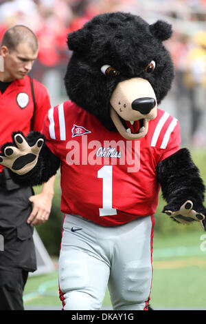 24. September 2011 - Oxford, Mississippi, Vereinigte Staaten von Amerika - Ole Miss Black Bear Maskottchen Rebel. Georgien besiegten Ole Miss 27-13 Vaught Hemingway-Stadion in Oxford, MS. (Credit-Bild: © Hays Collins/Southcreek Global/ZUMAPRESS.com) Stockfoto