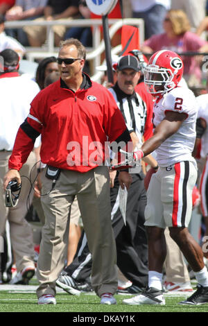 24. September 2011 weist die Verteidigung Positionierung vor dem Snap - Oxford, Mississippi, Vereinigte Staaten von Amerika - Georgia QB Aaron Murray (11).  Georgien besiegten Ole Miss 27-13 in Oxford MS. (Credit-Bild: © Hays Collins/Southcreek Global/ZUMAPRESS.com) Stockfoto