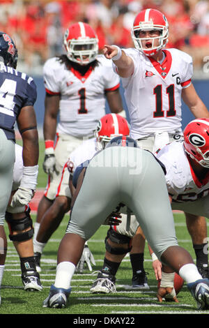 24. September 2011 weist die Verteidigung Positionierung vor dem Snap - Oxford, Mississippi, Vereinigte Staaten von Amerika - Georgia QB Aaron Murray (11).  Georgien besiegten Ole Miss 27-13 in Oxford MS. (Credit-Bild: © Hays Collins/Southcreek Global/ZUMAPRESS.com) Stockfoto