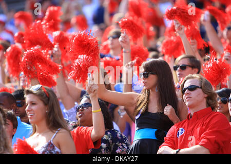 24. September 2011 jubeln - Oxford, Mississippi, Vereinigte Staaten von Amerika - Fans während des Spiels am Vaught Hemingway Stadion in Oxford, MS.  Georgien besiegten Ole Miss 27-13. (Kredit-Bild: © Hays Collins/Southcreek Global/ZUMAPRESS.com) Stockfoto