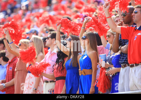 24. September 2011 jubeln - Oxford, Mississippi, Vereinigte Staaten von Amerika - Fans während des Spiels am Vaught Hemingway Stadion in Oxford, MS.  Georgien besiegten Ole Miss 27-13. (Kredit-Bild: © Hays Collins/Southcreek Global/ZUMAPRESS.com) Stockfoto