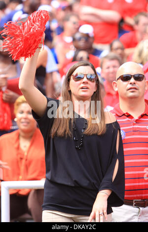 24. September 2011 jubeln - Oxford, Mississippi, Vereinigte Staaten von Amerika - Fans während des Spiels am Vaught Hemingway Stadion in Oxford, MS.  Georgien besiegten Ole Miss 27-13. (Kredit-Bild: © Hays Collins/Southcreek Global/ZUMAPRESS.com) Stockfoto