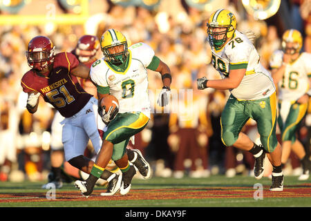 24. September 2011 - Minneapolis, Minnesota, USA - North Dakota State University Bisons Runningback durchbricht die Zeile für einen langen Gewinn bei dem Fußballspiel zwischen North Dakota State University und der University of Minnesota Gophers D.J. Norton (8). North Dakota State gewann das Spiel 37-24. (Kredit-Bild: © Steve Kotvis/Southcreek Global/ZUMAPRESS.com) Stockfoto