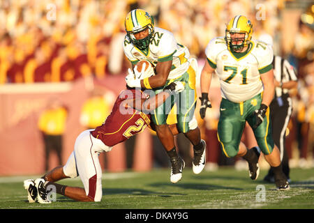 24. September 2011 - Minneapolis, Minnesota, USA - North Dakota State University Bisons Runningback Sam Ojuri (22) durchbricht die Zeile für einen langen Gewinn bei dem Fußballspiel zwischen North Dakota State University und der University of Minnesota Gophers. North Dakota State gewann das Spiel 37-24. (Kredit-Bild: © Steve Kotvis/Southcreek Global/ZUMAPRESS.com) Stockfoto