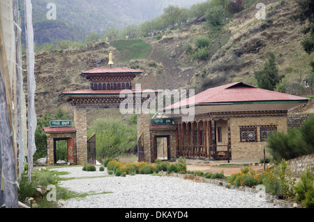 Eingang zum Nationalmuseum. Gegründet 1968, in der alten Ta-Dzong Gebäude oben Rinpung Dzong. Paro. Bhutan Stockfoto