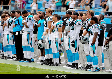 25. September 2011 - Charlotte, North Carolina, USA - Carolina Panthers während der Nationalhymne. Panthers besiegen Jaguare 16-10 bei der Bank of America Stadium in Charlotte, North Carolina. (Kredit-Bild: © Anthony Barham/Southcreek Global/ZUMAPRESS.com) Stockfoto