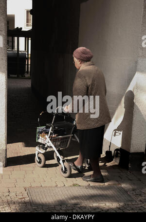 Eine Alte Frau Geht Mit Einem Rollator bin 01.10.2013 in Eine gegen Wohnanlage Im Bezirk Wedding in Berlin. Foto: Wolfram Steinberg dpa Stockfoto