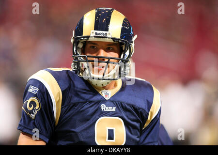 25. September 2011 - Saint Louis, Missouri, USA - St. Louis Rams quarterback Sam Bradford (8), wie während der NFL-Spiel zwischen den St. Louis Rams und die Baltimore Ravens auf Edward Jones Dome in St. Louis, Missouri. Ravens 27 Rams 0 zur Halbzeit. (Kredit-Bild: © Scott Kane/Southcreek Global/ZUMAPRESS.com) Stockfoto