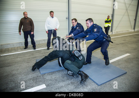 Polizei-Trainingszentrum. Polizisten lernen und trainieren, wie man einen bewaffneten Täter zu verhaften oder eine gewalttätige Gruppe von Menschen zu behandeln. Stockfoto