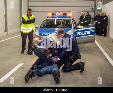 Polizei-Trainingszentrum. Polizisten lernen und trainieren, wie man einen bewaffneten Täter zu verhaften oder eine gewalttätige Gruppe von Menschen zu behandeln. Stockfoto