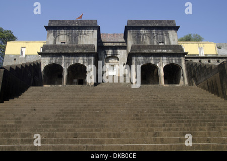 Schritte auf der Rückseite Someshwar Tempel. In der Nähe von Mahuli Sangam. Satara. Maharashtra. Indien Stockfoto