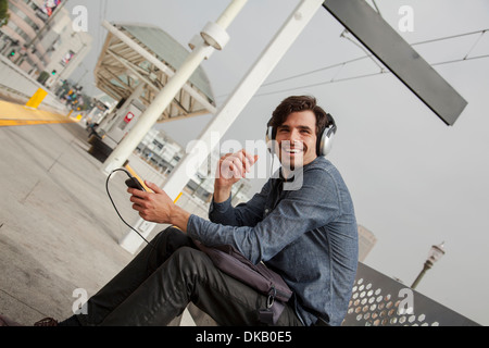 Mann trägt Kopfhörer am Bahnhof, Los Angeles, Kalifornien, USA Stockfoto