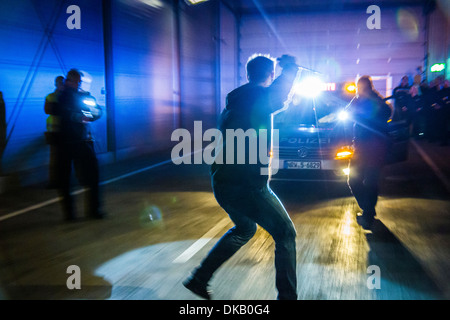 Polizei-Trainingszentrum. Polizisten lernen und trainieren, wie man einen bewaffneten Täter zu verhaften oder eine gewalttätige Gruppe von Menschen zu behandeln. Stockfoto