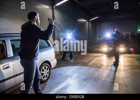 Polizei-Trainingszentrum. Polizisten lernen und trainieren, wie man einen bewaffneten Täter zu verhaften oder eine gewalttätige Gruppe von Menschen zu behandeln. Stockfoto