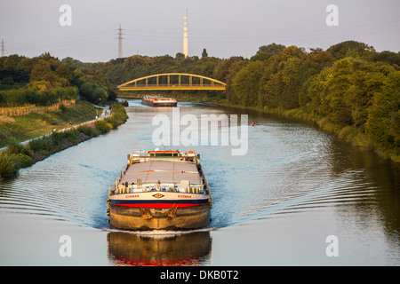 Frachtschiff auf eine Binnenkanalmündung. Rhein-Herne-Kanal verbindet die Wasserstraße Rhein einige Binnenhäfen in der Bundesrepublik Deutschland. Stockfoto