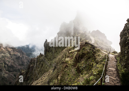 Highland Pfad zwischen Pico Ruivo und Pico de Arieiro, Madeira, Portugal Stockfoto