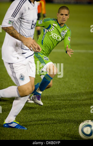 Sep 24, 2011 - Vancouver, British Columbia, Kanada - Seattle Sounders Mittelfeldspieler OSVALDO ALONSO (#6) Uhren den Ball während der Major League Soccer (MLS) zwischen den Vancouver Whitecaps und die Seattle Sounders im Empire Field übereinstimmen. Schallgeber schlagen Whitecaps 3-1. (Kredit-Bild: © David Bukach/ZUMAPRESS.com) Stockfoto