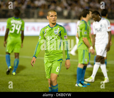 Sept. 24, 2011 - Vancouver, British Columbia, Kanada - Seattle Sounders Mittelfeldspieler OSVALDO ALONSO (#6) erwartet einen Eckball während seiner Major League Soccer (MLS) Übereinstimmung zwischen der Vancouver Whitecaps und die Seattle Sounders im Empire Field. Schallgeber schlagen Whitecaps 3-1. (Kredit-Bild: © David Bukach/ZUMAPRESS.com) Stockfoto