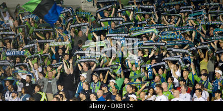 Sep 24, 2011 - Vancouver, British Columbia, Kanada - Seattle Sounders Fans haltet ihre Schals, mit Stolz in der Major League Soccer (MLS) zwischen die Vancouver Whitecaps und die Seattle Sounders 2011 bei Empire-Feld übereinstimmen. Schallgeber schlagen Whitecaps 3-1. (Kredit-Bild: © David Bukach/ZUMAPRESS.com) Stockfoto