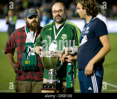 Sep 24, 2011 - Vancouver, British Columbia, Kanada - Beamte enthüllen der Cascadia Cup nach der Major League Soccer (MLS) zwischen den Vancouver Whitecaps und die Seattle Sounders im Empire Field match. Schallgeber schlagen Whitecaps 3-1. (Kredit-Bild: © David Bukach/ZUMAPRESS.com) Stockfoto