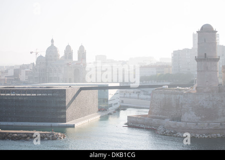 Kathedrale, Fort und MuCEM Gebäude, Hafen von Marseille, Frankreich Stockfoto