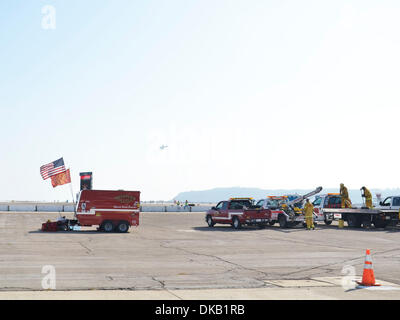 Sep 25, 2011 - San Diego, Kalifornien, US - Luftwaffe fliegen von Coronado Speed Festival. Die Speed-Festival ist eine Kombination aus Ausstellung Oldtimer-Rennen und einer Auto-Show in der Naval Air Station North Island in San Diego statt. (Kredit-Bild: © Scott A. Tugel/ZUMAPRESS.com) Stockfoto