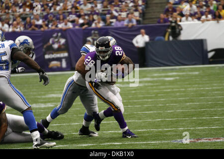 Sep 25, 2011 - Minneapolis, Minnesota, USA - The Detroit Lions Verteidigung enthaltenen Minnesota Vikings Runningback ADRIAN PETERSON, fünf Höfe, in der zweiten Hälfte Rauschen. Die Detroit Lions schlagen die Minnesota Vikings 26-23. Die Löwen gewann ihr erstes Spiel in den Metrodome seit 1997 und haben jetzt einen 3: 0-Rekord. Die Wikinger blies einen zweistelligen Halbzeit Vorsprung für die dritte Woche in Folge. Stockfoto