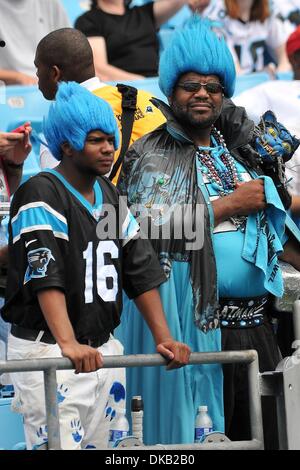 25. September 2011 - Charlotte, North Carolina, USA - Carolina Panther Fans feiern beim heutigen Spiel. Panthers besiegen Jaguare 16-10 bei der Bank of America Stadium in Charlotte, North Carolina. (Kredit-Bild: © Anthony Barham/Southcreek Global/ZUMAPRESS.com) Stockfoto