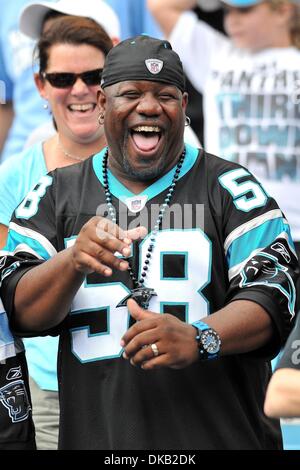 25. September 2011 - Charlotte, North Carolina, USA - Carolina Panther Fans feiern beim heutigen Spiel. Panthers besiegen Jaguare 16-10 bei der Bank of America Stadium in Charlotte, North Carolina. (Kredit-Bild: © Anthony Barham/Southcreek Global/ZUMAPRESS.com) Stockfoto