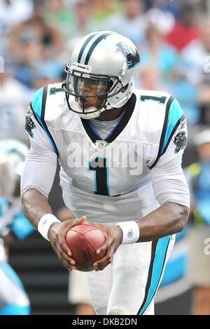 25. September 2011 - Charlotte, North Carolina, USA - Carolina Panthers quarterback Cam Newton #1 im heutigen Spiel. Panthers besiegen Jaguare 16-10 bei der Bank of America Stadium in Charlotte, North Carolina. (Kredit-Bild: © Anthony Barham/Southcreek Global/ZUMAPRESS.com) Stockfoto