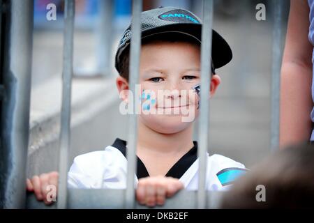 25. September 2011 - Charlotte, North Carolina, USA - Carolina Panther Fans feiern beim heutigen Spiel. Panthers besiegen Jaguare 16-10 bei der Bank of America Stadium in Charlotte, North Carolina. (Kredit-Bild: © Anthony Barham/Southcreek Global/ZUMAPRESS.com) Stockfoto