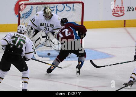 25. September 2011 - bekommt Denver, Colorado, USA - Colorado Avalanche Center Kevin Porter (12) einen Schuss aus gegen die Dallas Stars Torhüter Richard Bachman (31) während der ersten Periode. Der Colorado Avalanche veranstaltet den Dallas Stars im Pepsi Center in Denver, CO. (Credit-Bild: © Jesaja Downing/Southcreek Global/ZUMApress.com) Stockfoto