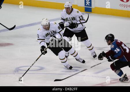 25. September 2011 - Denver, Colorado, USA - Dallas Stars Zentrum Tomas Vincour (81) bewegt sich den Puck Eis in der ersten Zeit gegen die Colorado Avalanche. Der Colorado Avalanche veranstaltet den Dallas Stars im Pepsi Center in Denver, CO. (Credit-Bild: © Jesaja Downing/Southcreek Global/ZUMApress.com) Stockfoto