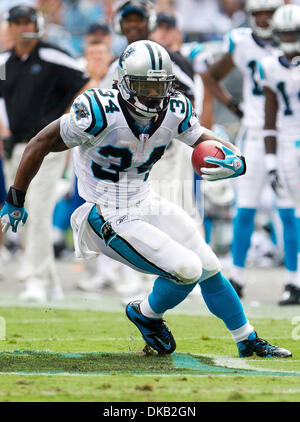 25. September 2011 - Charlotte, North Carolina, USA - Carolina Panthers laufen wieder DeAngelo Williams (34) nach dem Fang eines Pass während der Panthers vs. Jaguars Football-Spiel laufen.  Carolina Panthers besiegen die Jacksonville Jaguars 16-10. (Kredit-Bild: © Tony Brown/Southcreek Global/ZUMAPRESS.com) Stockfoto