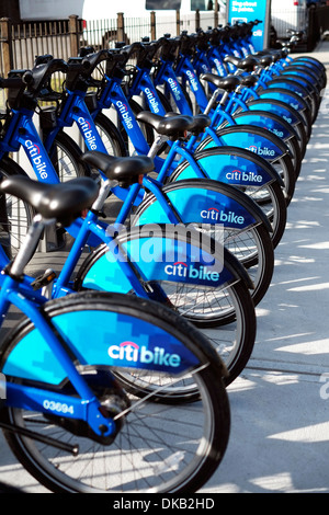 Eine Reihe von Citi Bike Fahrräder in Brooklyn, New York. Stockfoto