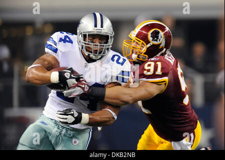 26. September 2011 - Arlington, Texas, Vereinigte Staaten von Amerika - Dallas Cowboys Runningback Tony Fiammetta (24) bricht die Arm-Tackle von Washington Redskins außerhalb Linebacker Ryan Kerrigan (91) außerhalb während der ersten Hälfte Aktion als die Washington Redskins face-off gegen Division Rivalen, die Dallas Cowboys im Cowboys Stadium in Arlington, Texas.   Die Redskins und Cowboys gebunden Stockfoto