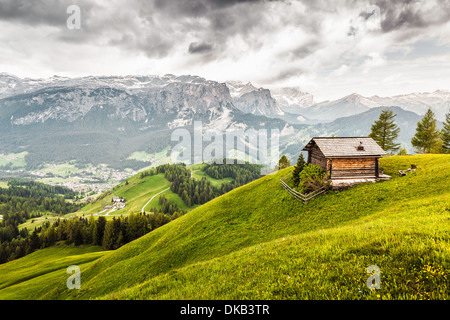 Kabine auf Hügel, Heiligkreuz, Alta Badia Südtirol, Italien Stockfoto
