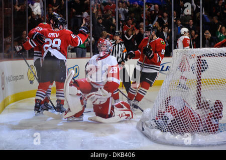Sep 28, 2011 - Chicago, Illinois, USA - Chicago rechten Flügel Ben Smith (28) feiert sein Ziel bei den NHL-Vorsaison-Spiel zwischen den Chicago Blackhawks und den Detroit Red Wings im United Center in Chicago, IL. Die Blackhawks besiegt die Red Wings 4-3. (Kredit-Bild: © John Rowland/Southcreek Global/ZUMAPRESS.com) Stockfoto