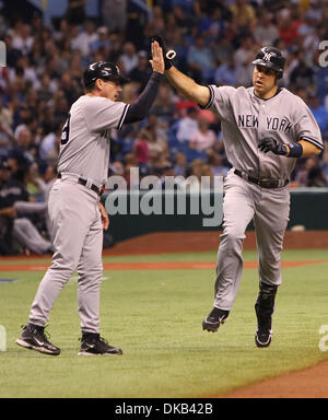 28. September 2011 - feiert St. Petersburg, Florida, USA - New York Yankees First Baseman Mark Teixeira (25) mit New York Yankees dritten Base Coach Rob Thomson (59) nach Kollision mit eine Solo Homerun erschossen im vierten Inning während ein Hauptliga-Baseball-Spiel zwischen den Tampa Bay Rays und die New York Yankees im Tropicana Field. (Kredit-Bild: © Luke Johnson/Southcreek Global/ZUMApres Stockfoto