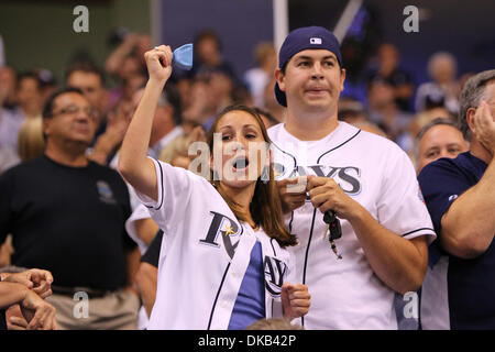 28. September 2011 - jubeln St. Petersburg, Florida, USA - nicht identifizierte Fans während ein Hauptliga-Baseball-Spiel zwischen den Tampa Bay Rays und die New York Yankees im Tropicana Field. (Kredit-Bild: © Lukas Johnson/Southcreek Global/ZUMApress.com) Stockfoto