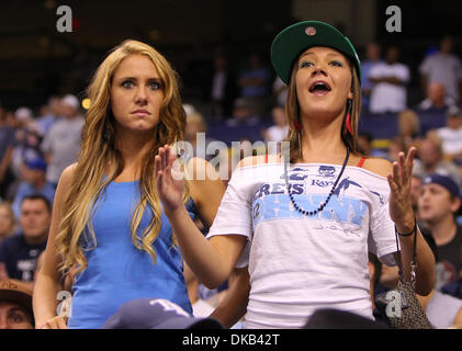 28. September 2011 - St. Petersburg, Florida, USA - Tampa Bay Rays Fans jubeln während ein Hauptliga-Baseball-Spiel zwischen den Tampa Bay Rays und die New York Yankees im Tropicana Field. (Kredit-Bild: © Lukas Johnson/Southcreek Global/ZUMApress.com) Stockfoto