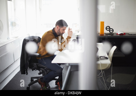 Lässige Geschäftsmann arbeiten am Schreibtisch Stockfoto