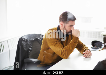 Lässige Geschäftsmann arbeiten am Schreibtisch Stockfoto