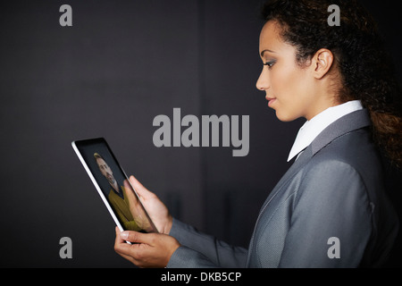 Geschäftsfrau mit digital-Tablette Stockfoto