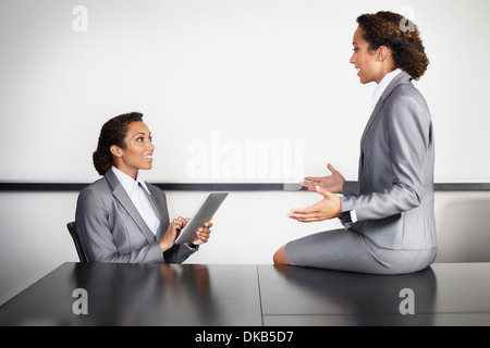 Unternehmerinnen im Büro, mehrere Bild Stockfoto